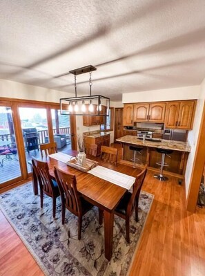Dining - Tastefully updated Cabin with a hot tub! (Star Valley Ranch)