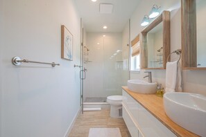 Regadera, toallas, papel de baño 