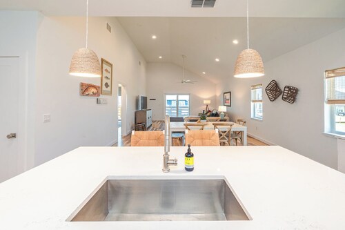 Yellowtail Flats ~ New house on canal in Rockport ~ Great outdoor Space