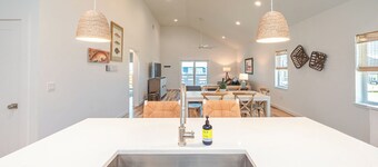 Yellowtail Flats ~ New house on canal in Rockport ~ Great outdoor Space