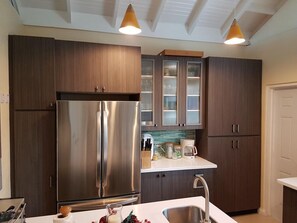 Geladeira, micro-ondas, fogão, cooktop