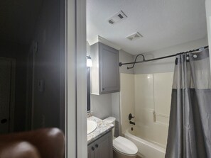 Haartrockner, Handtücher, Seife, Shampoo