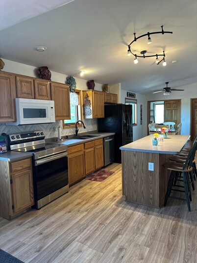 Sleeps up to 14 people, 5 minutes from downtown, handicap accessible.