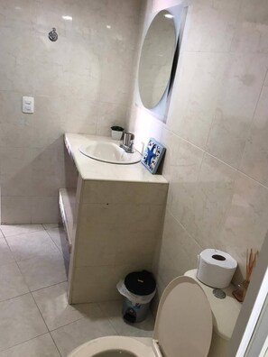 Håndklær, såpe og toalettpapir