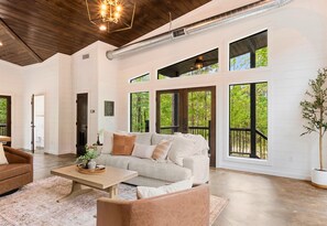 Smart-TV, Kamin, Tischtennisplatte