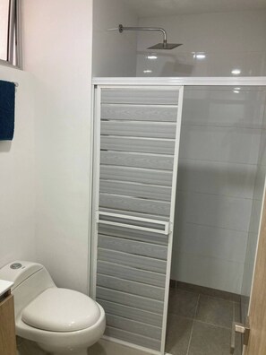 Toallas, jabón, papel de baño 