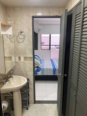 Toallas, jabón, papel de baño 