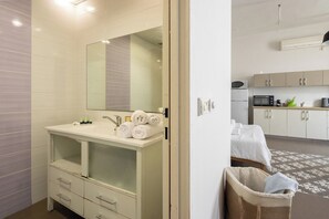 Hair dryer, towels - The Printhouse Downtown Studio 10 (Haifa)