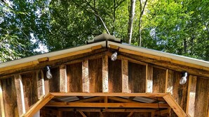 A wooden cabin with a metal bathtub labeled 'TARTER' inside. - Stargazing Geodome Retreat Outdoor Tub + Mountain View’s (Madisonville)