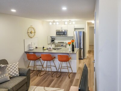 Calgary. New 1 BR Apartments in Cranston