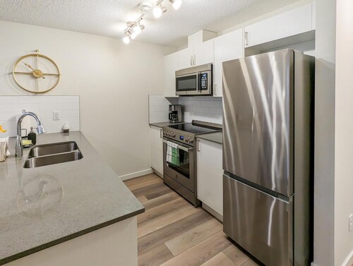 Calgary. New 1 BR Apartments in Cranston