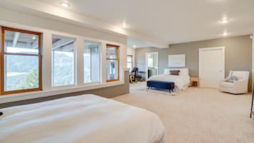 4 bedrooms, desk, iron/ironing board, WiFi