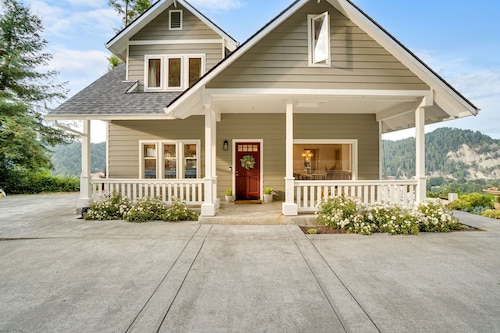 Private Hilltop House with Amazing Views! Close to Ave. of the Giants/State Park