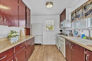 Kjøleskap, mikrobølgeovn, ovn og kokeplater