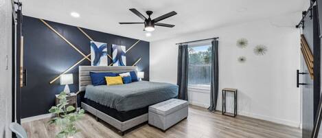 4 Schlafzimmer, Schreibtisch, Bügeleisen/Bügelbrett, Reisekinderbett