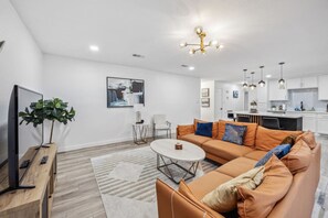 TV - Stylish Renovated 4BD in Bedford + Grill! (Bedford)
