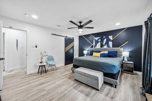 4 chambres, bureau, fer et planche à repasser, lit parapluie