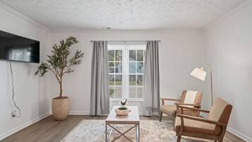 Una televisión, una chimenea, un futbolín, una oficina