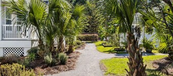 Charming Cottage minutes from Downtown & Beach