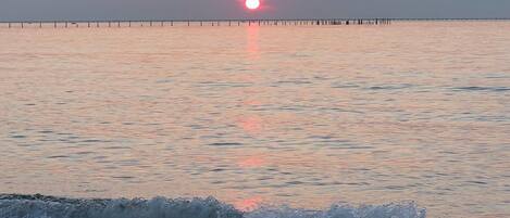靠近海滩、沙滩椅、沙滩毛巾