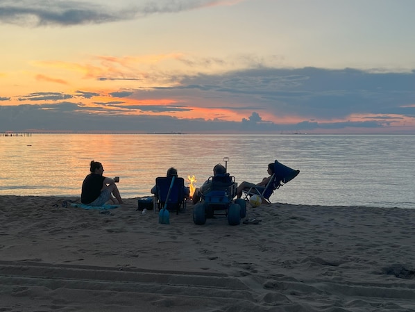 Una playa cerca, sillas reclinables de playa, toallas de playa