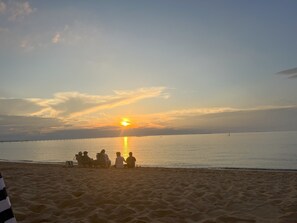 Nära stranden, solstolar och strandhanddukar