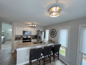 Kylskåp, mikrovågsugn, ugn och spishäll