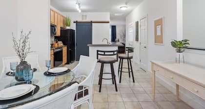 Sleeps 12-14 in comfortable beds, 6 BR. Oak City Duplex for your Large Group!!