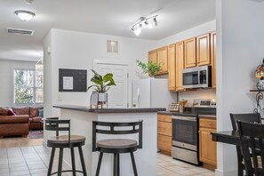 Fridge, microwave, oven, stovetop - Sleeps 12-14 in comfortable  beds, 6 BR. Oak City Duplex for your Large Group!! (Raleigh)