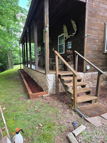 Just minutes from Stonewall Jackson Lake Resort. Boat ramp 1/4 mile away 