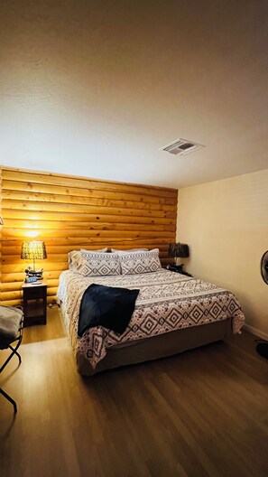 5 Schlafzimmer, Schreibtisch, Bügeleisen/Bügelbrett, WLAN