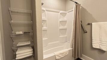 Serviettes fournies, papier toilette
