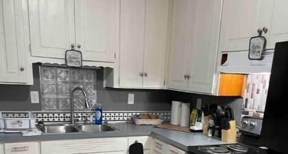 Cozy 4 Bedroom Near Airport