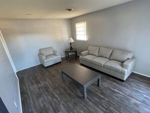 TV, offices - Cozy 4 Bedroom Near Airport (Montgomery)