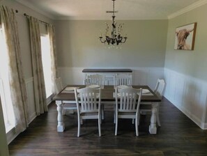 Dining - Family friendly retreat in Montgomery. (Montgomery)