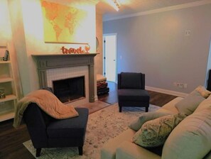 Smart TV, fireplace, video games, offices - Family friendly retreat in Montgomery. (Montgomery)