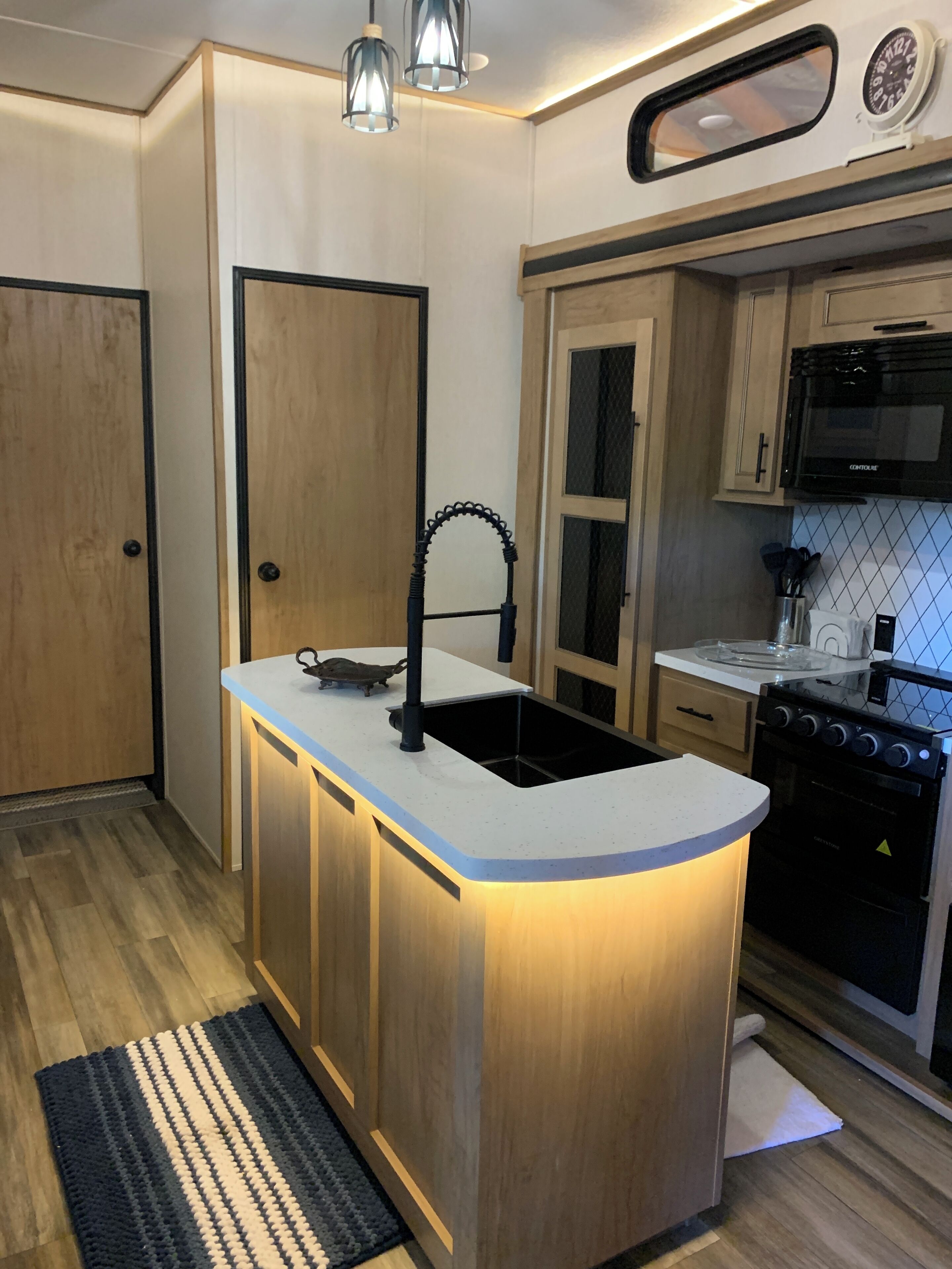 Jääkaappi, mikroaaltouuni, uuni, liesi