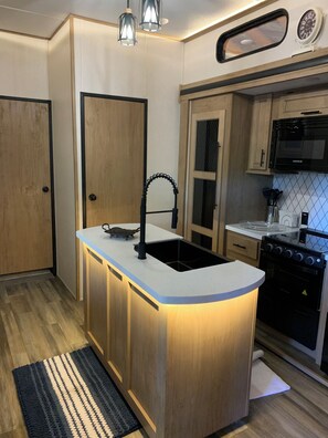 Refrigerador, microondas, horno y parrilla de estufa 