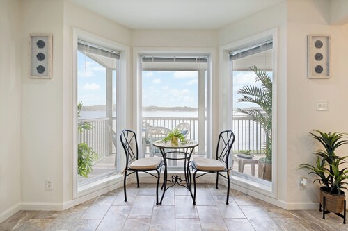 Beautiful Lakefront Condo - 2 Master Suites and Queen Sofa Bed