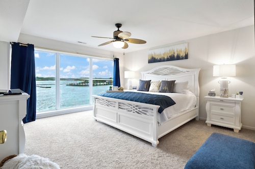Beautiful Lakefront Condo - 2 Master Suites and Queen Sofa Bed