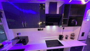 Cocina compacta equipada con lavadora, horno y microondas.
