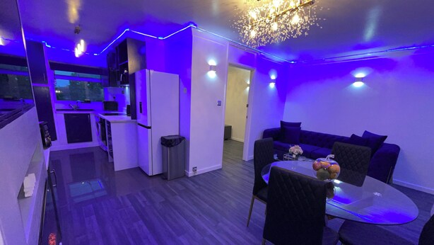 Un apartamento moderno con cocina, comedor y sala de estar.