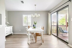 Dining - FSU 2 blocks away, king bed, campus tours, 2 pools, Free parking+free fast Wifi (Tallahassee)