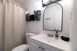 Douche, séchoir à cheveux, serviettes fournies, savon