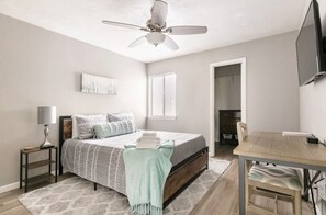 2 habitaciones, caja de seguridad en la habitación y escritorio