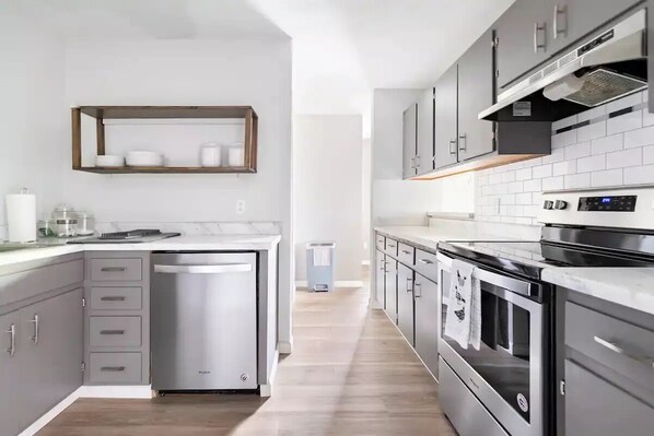 Fridge, microwave, oven, stovetop - FSU 2 blocks away, king bed, campus tours, 2 pools, Free parking+free fast Wifi (Tallahassee)