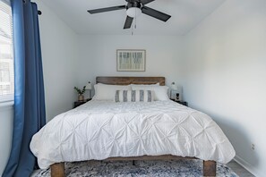 2 Schlafzimmer, Zimmersafe, Schreibtisch, Bügeleisen/Bügelbrett