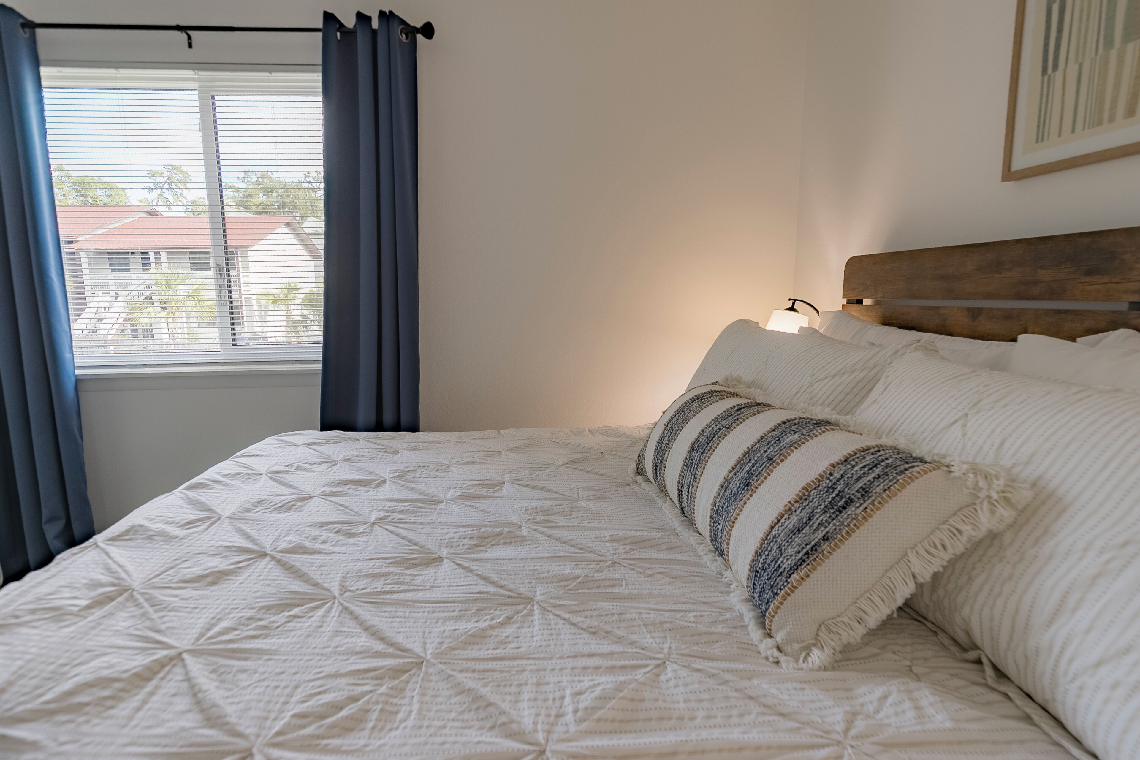 2 dormitorios, caja fuerte, escritorio y tabla de planchar con plancha