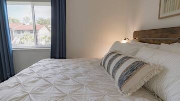 2 dormitorios, caja fuerte, escritorio y tabla de planchar con plancha