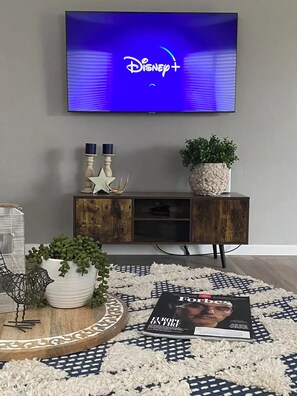 Interior - FSU 2 blocks away, king bed, campus tours, 2 pools, Free parking+free fast Wifi (Tallahassee)